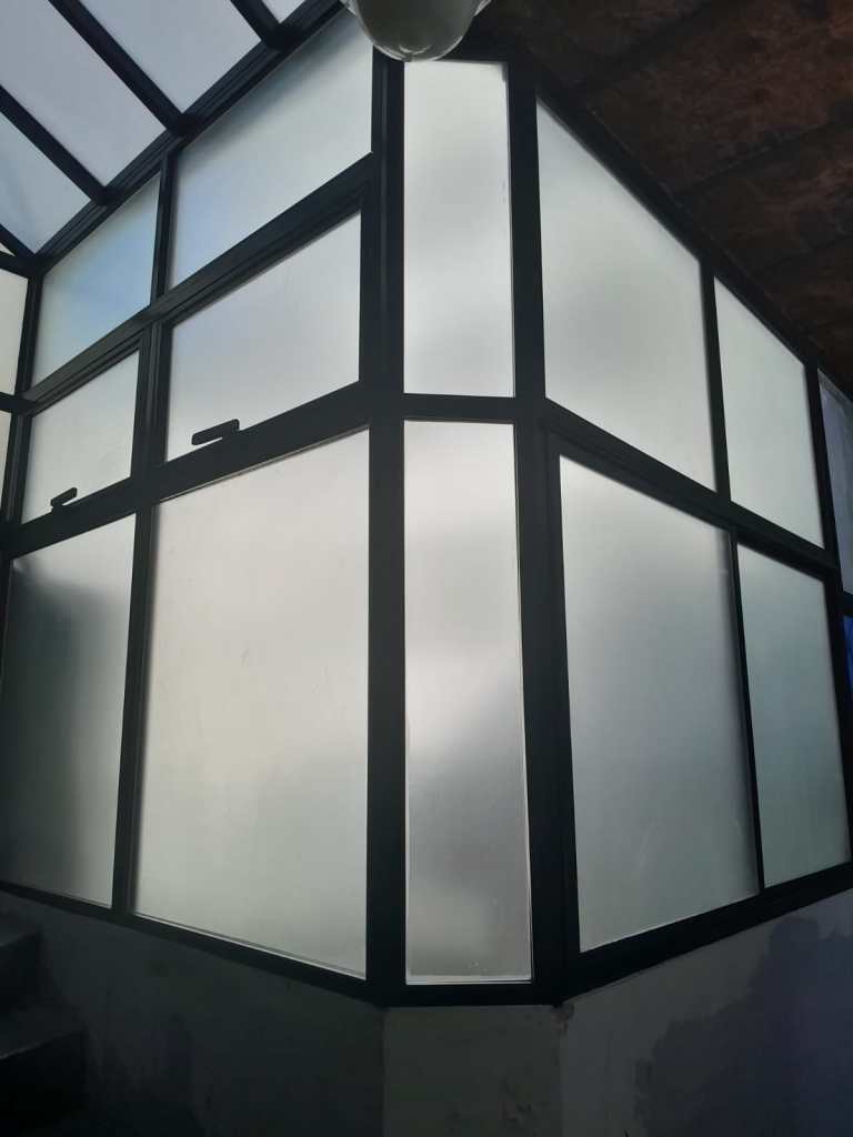Obra de cerramiento de aluminio