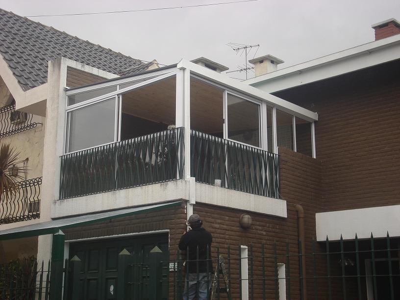 Balcón con techo de chapa termoacústica y aberturas de aluminio